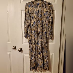 Floral print long sleeve pleated maxi dress. Size S